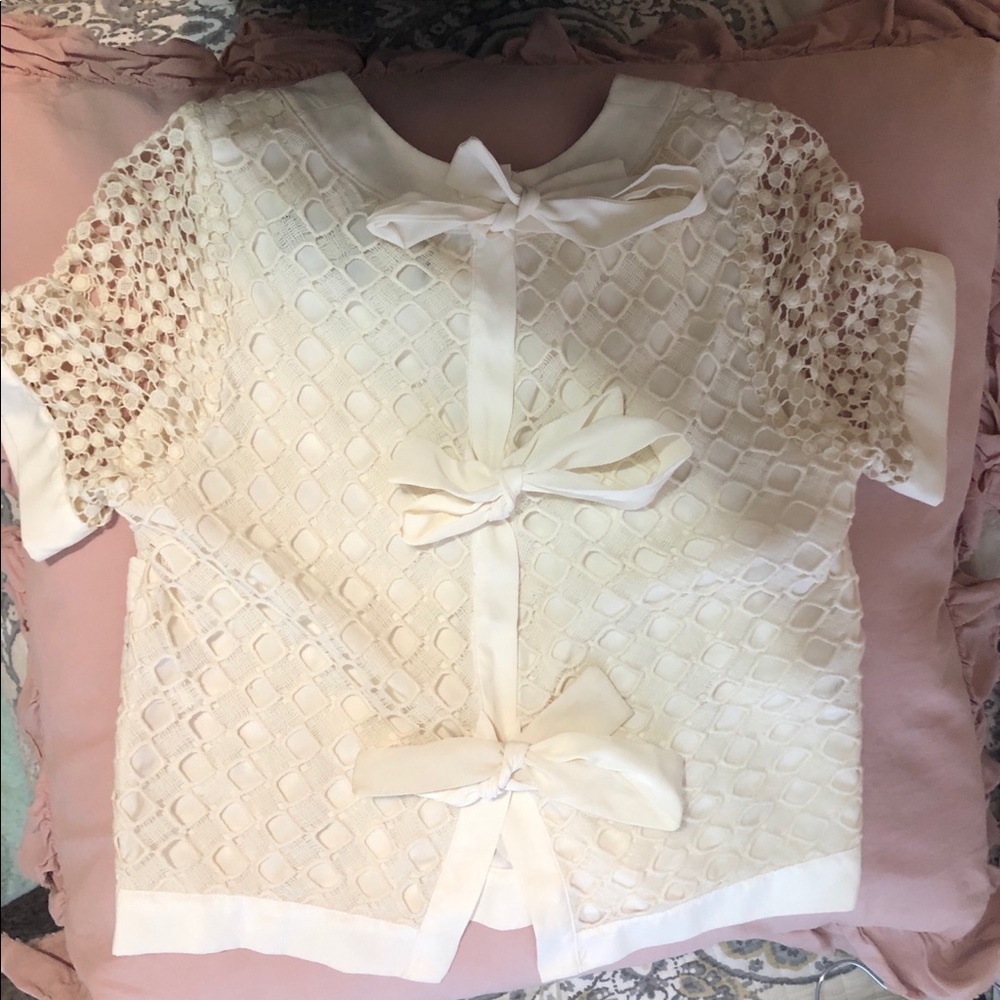 Pretty white short sleeved blouse with tie back